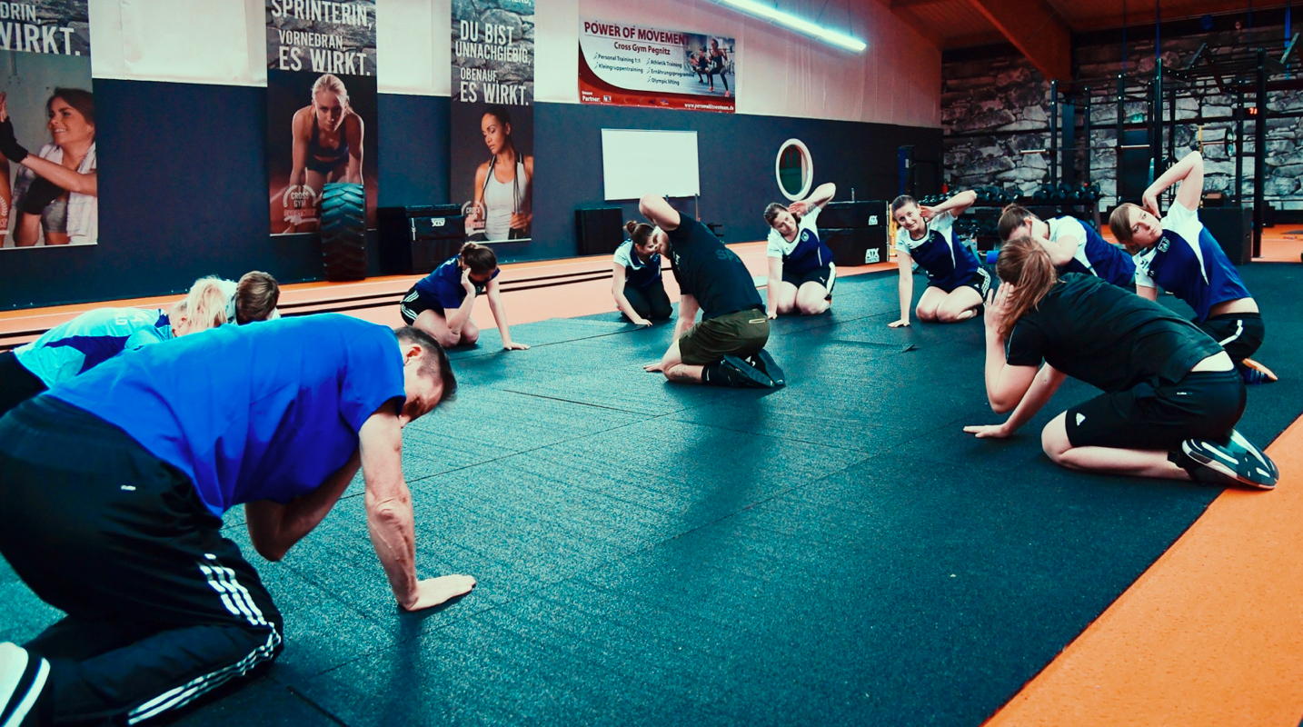 behind:the:scenes:it's:your:stage:start:play:repeat - SV Bavaria Waischenfeld die Frauenfußballmannschaft beim Cross Gym Trainin mit Bastian Lumpp in der Sportwelt Pegnitz